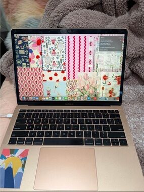 Apple MacBook Air 2019 rose gold with Case and charger